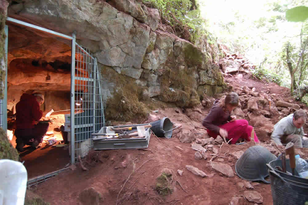 Traballos onda a Cova de Valdavara